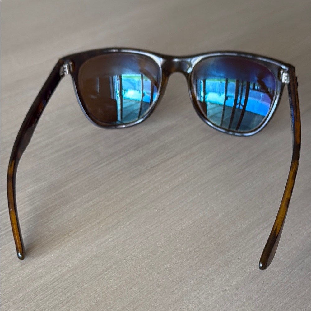 Ray-Ban Wayfarer Sunglasses - Picture 6 of 7